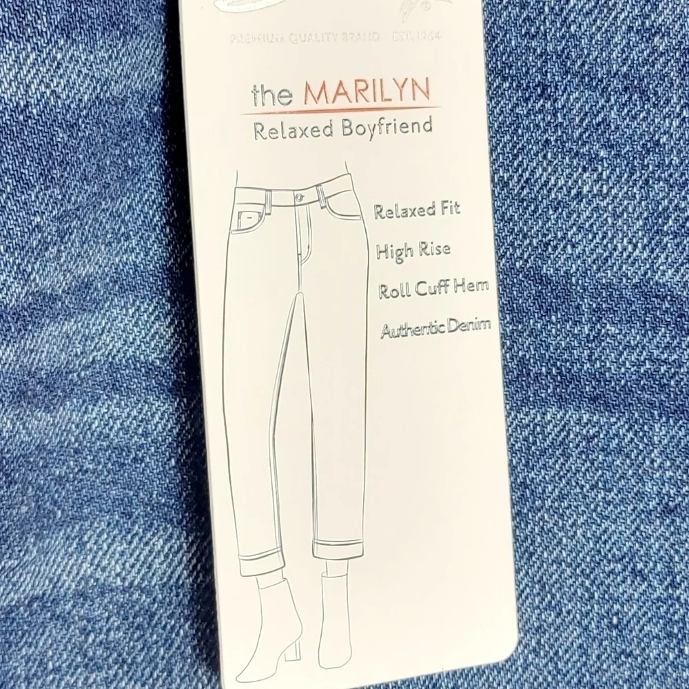 NWT Seven7 100% Cotton Roll Cuff Hem Marylin Boyfriend Women's Jean Size 6